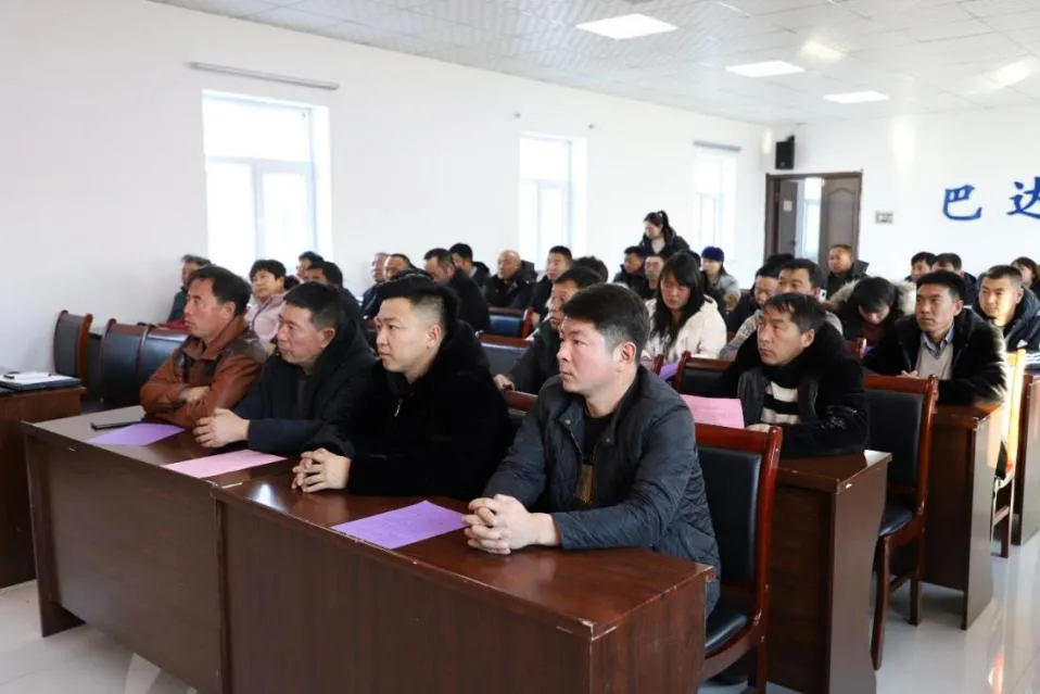 扎赉特旗科技特派员开展大豆技术下乡专项行动